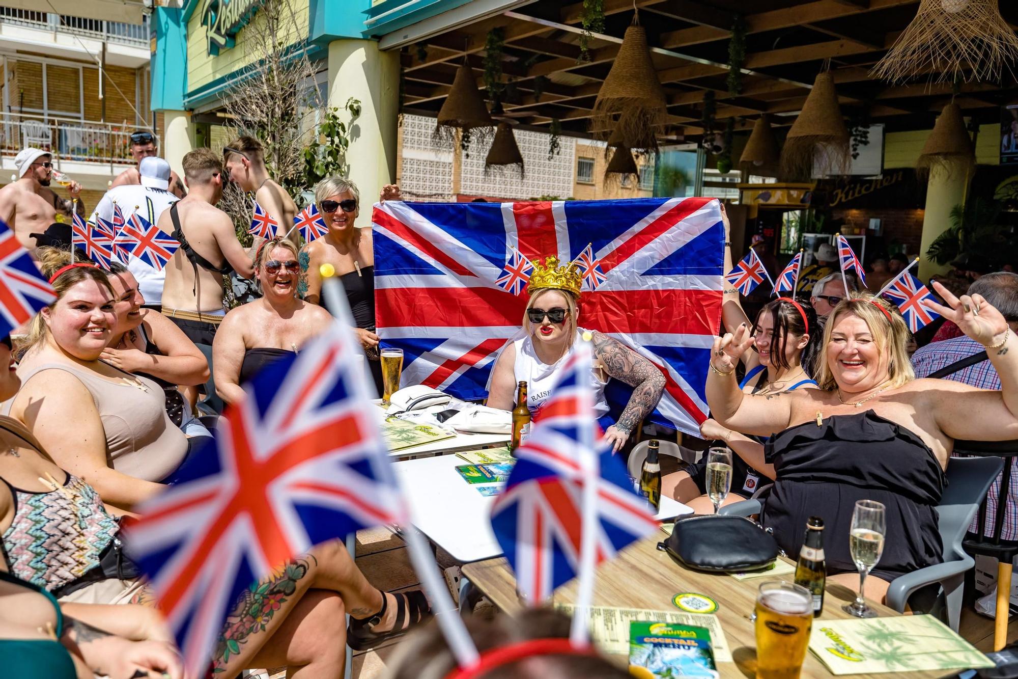 Las calles y terrazas de Benidorm llenas para celebrar la coronación de Carlos III