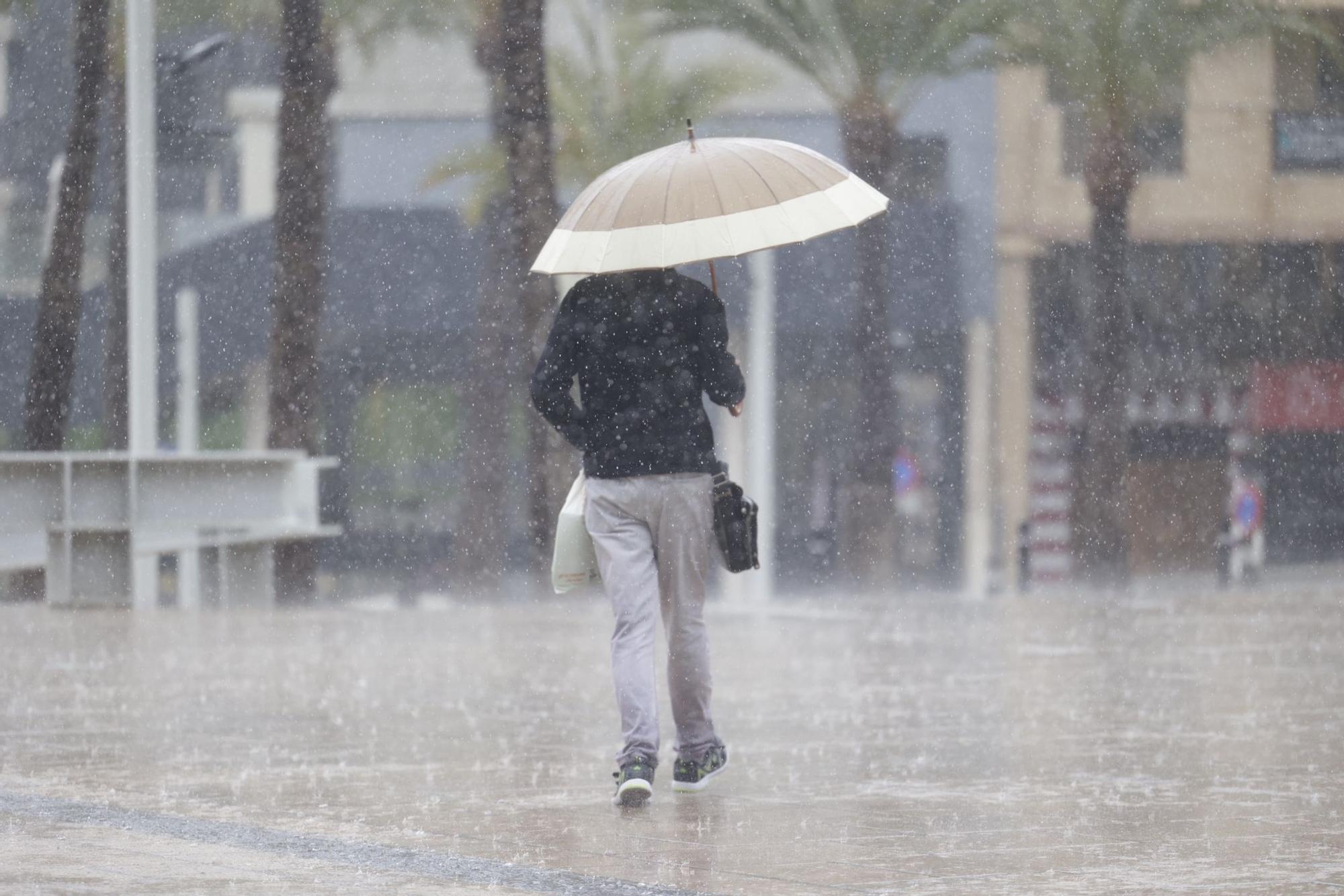 La lluvia inunda las calles de Benidorm