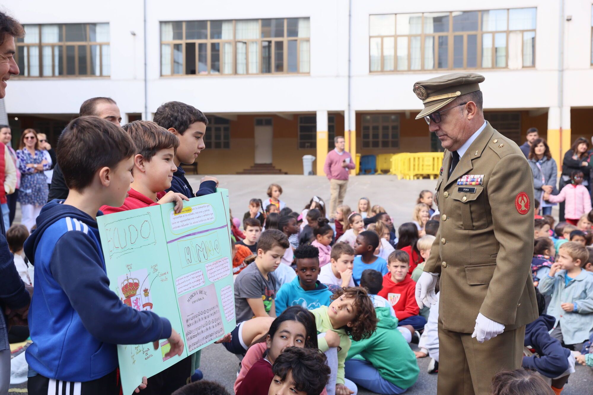 Escuelas Blancas. Acto de izado de la bandera con asistencia del delegado de Defensa y representantes de la Guardia Civil, la Policía Nacional y la Municipal, entre otros