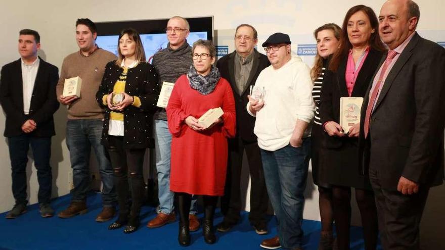 Foto de familia de los organizadores y ganadores durante la entrega de premioscelebrada ayer en la Diputación de Zamora.