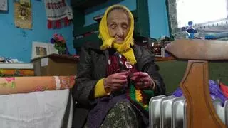 La historia de la anciana que vive sola entre las montañas: perdió su casa en un incendio y ahora reside en una pequeña cocina