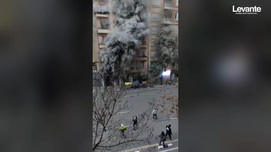 &quot;¡No te asomes!&quot;: Los gritos de la policía para poner a salvo a los vecinos cercanos al incendio en Valencia