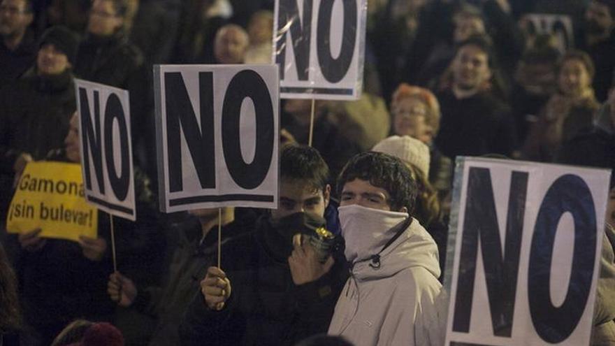 Cientos de vecinos vuelven a ocupar el bulevar del Gamonal tras la suspensión de las obras