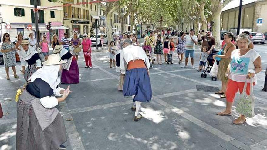 El pasacalles dio inicio a las fiestas de Sant Jaume.