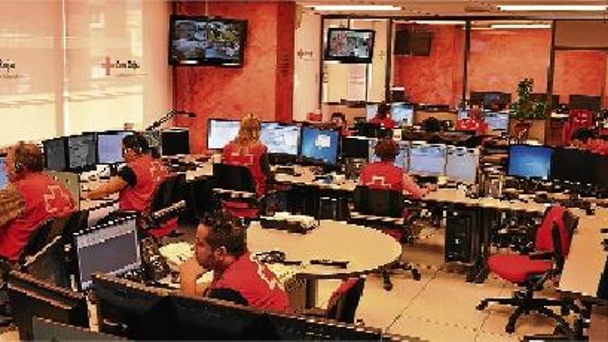 Les alarmes de la teleassistència es reben al centre de coordinació que Creu Roja té a Barcelona