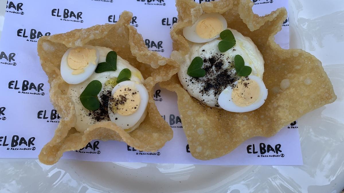 CANAPÉ DE BRANDADA de bacalao, huevo de codorniz y aceite picual