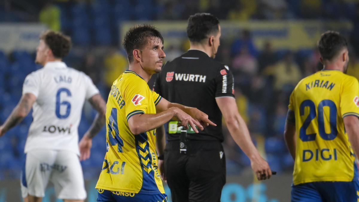 Manu Fuster hace un gesto con las manos para celebrar su gol en el duelo entre la UD Las Palmas y el CD Leganés.