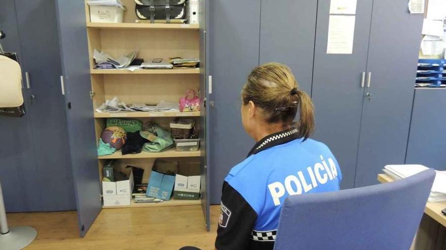 Una agente de la Policía Local observa algunos de los objetos depositados en el cuartel.