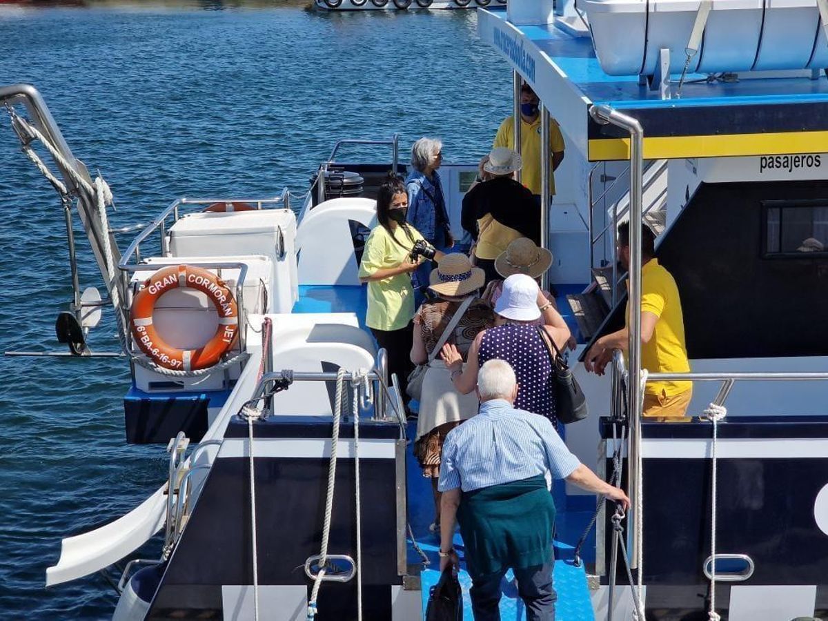 Turistas embarcando en O Corgo, ayer.