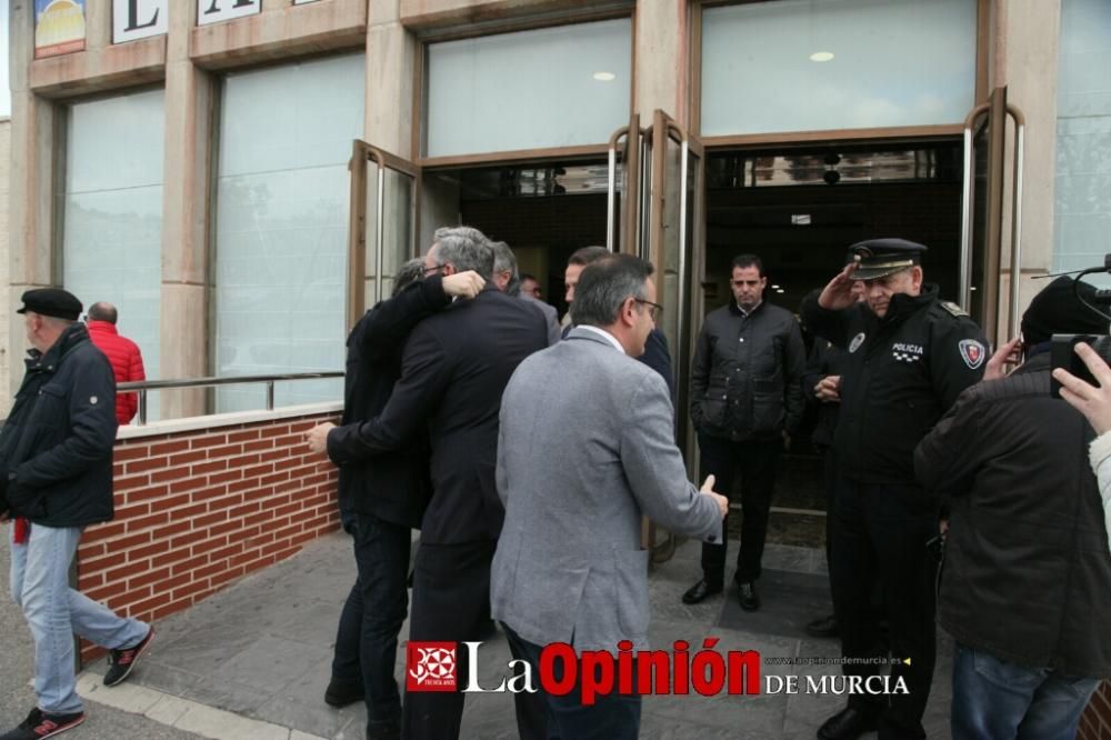 Familiares y amigos dan el último adiós a José Antonio Pujante en el tanatorio Lázaro de Lorca