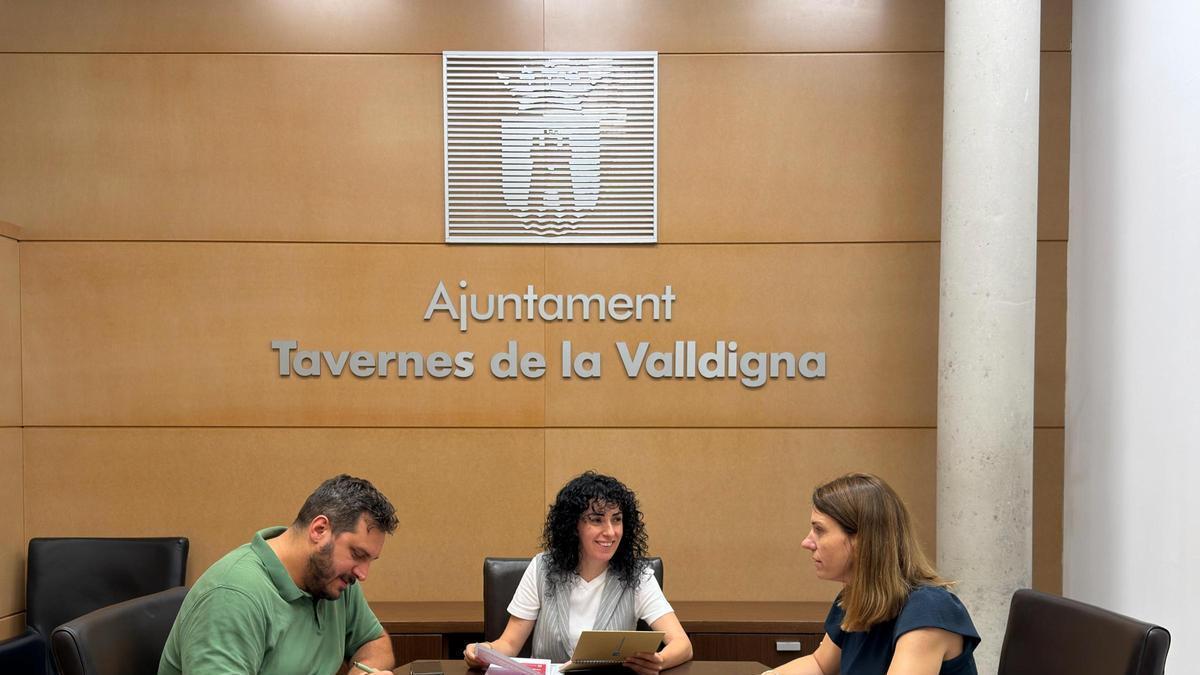 Reunión de coordinación entre la alcaldesa Lara Romero, la concejala de Servicios Sociales y Personas Mayores, Amparo Bo, y el concejal de Sanidad, Zeus Grau.