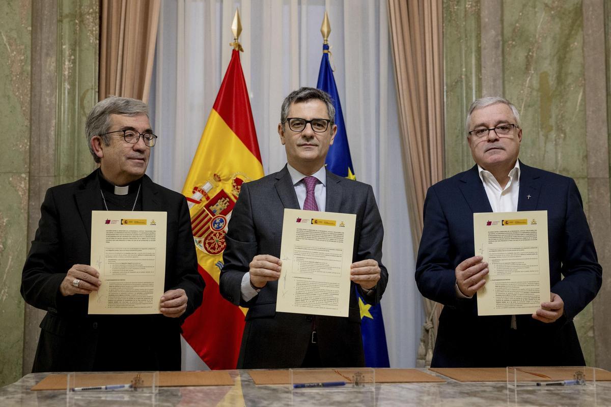 El ministro Félix Bolaños, junto al presidente de la Conferencia Episcopal, Luis Argüello, y el presidente de la Conferencia Española de Religiosos, Jesús Díaz Sariego.