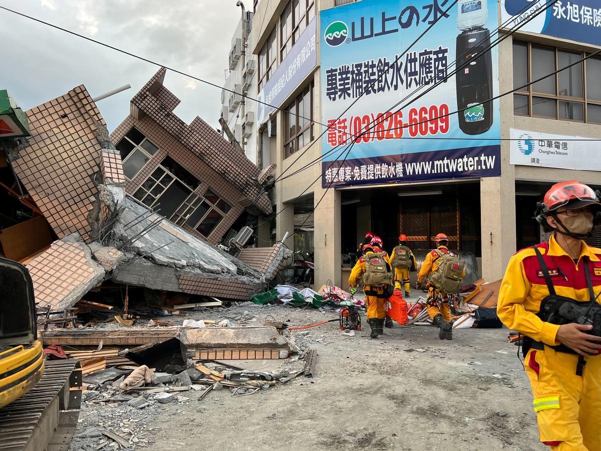 Los bomberos trabajan en el sitio donde un edificio se derrumbó después de un terremoto de magnitud 6.8, en Yuli, condado de Hualien, Taiwán