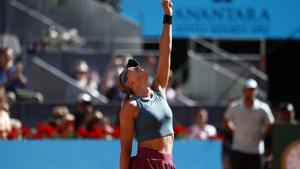 La tenista española Paula Badosa celebra su victoria en la segunda ronda del Mutua Madrid Open 2023