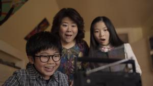 El pequeño Luke Song (Alan S. Kim, de ’Minari’) y familia en el episodio inaugural de la nueva temporada de ’Little America’.