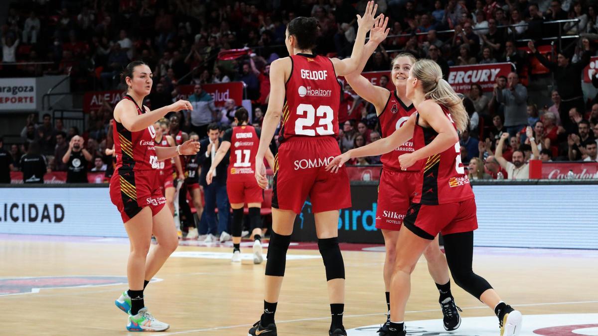 Las jugadoras del Casademont celebran una canasta ante el IDK.