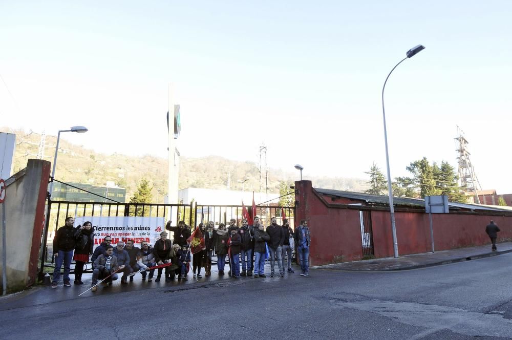 Protesta por el cierre del Pozo María Luisa