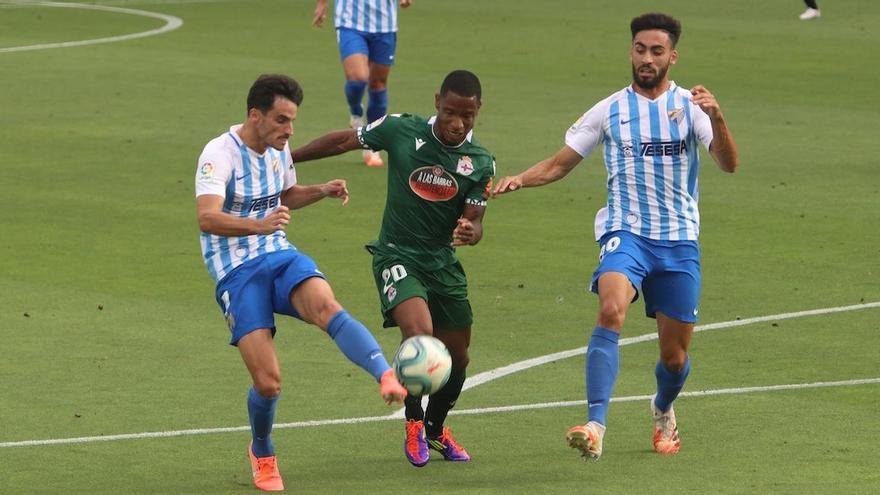 Juankar y Juande desbaratan una acción de Beauvue en el encuentro frente al Deportivo en La Rosaleda.