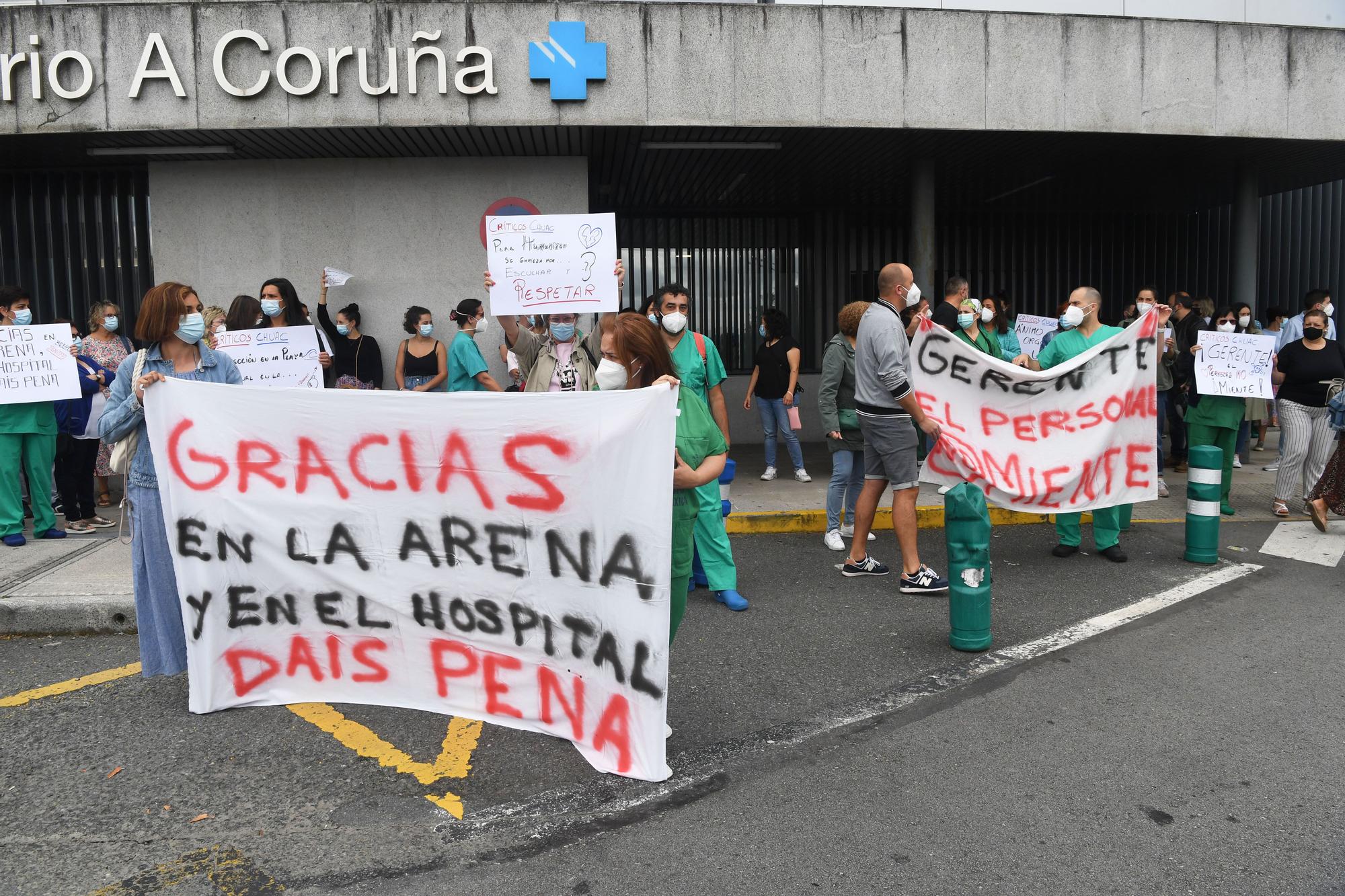 Protesta de trabajadores de las unidades de críticos del Hospital de A Coruña