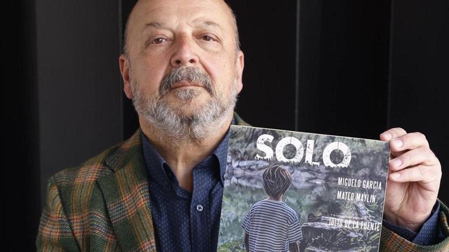 Miguelo García, con el cartel del mediometraje «Solo». | LUISMA MURIAS