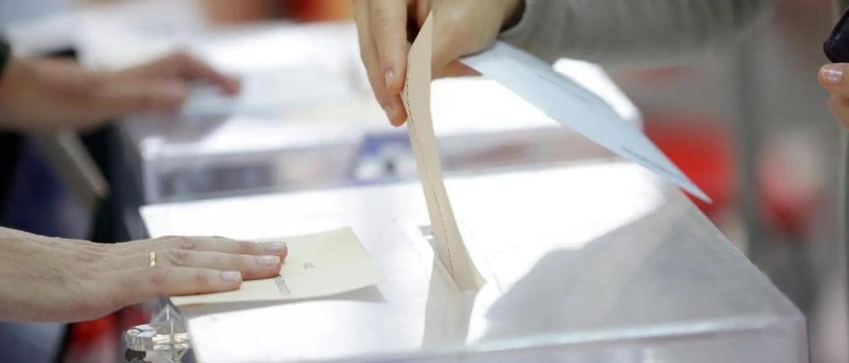 Un elector deposita su voto en la urna