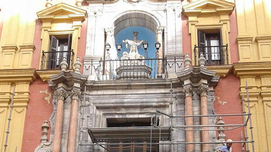 Andamiaje en la entrada del Palacio Episcopal, en la plaza del Obispo.