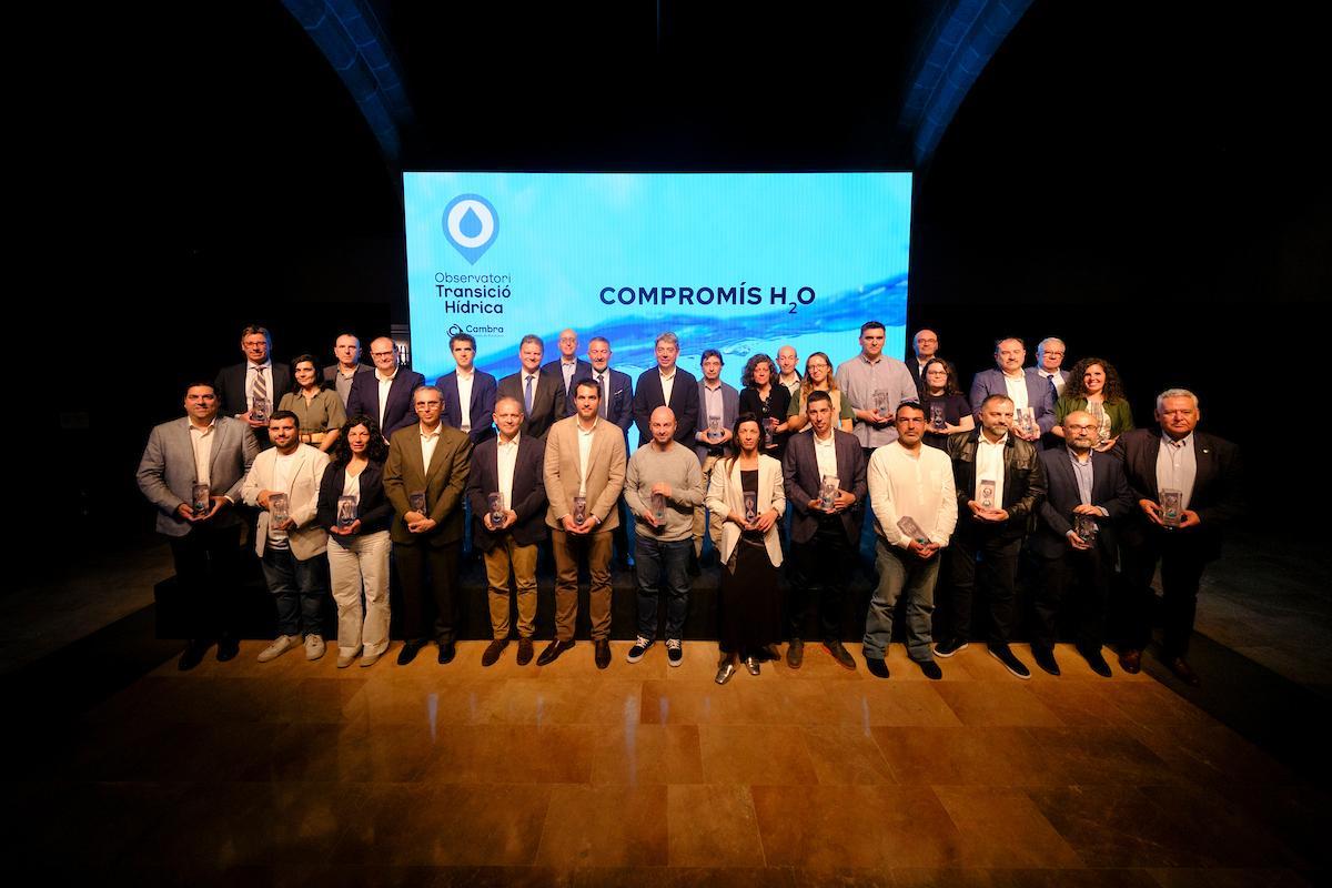 Foto de familia de las empresas galardonadas por la Cambra de Comerç por el esfuerzo hecho en materia de transición ecológica.