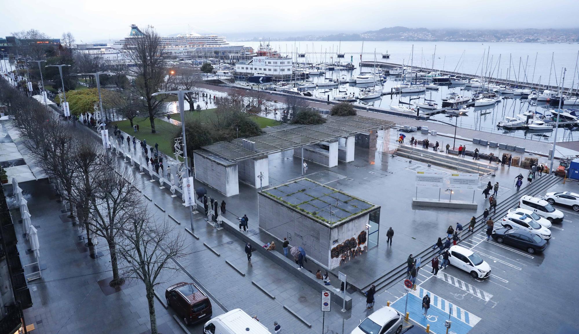 Madrugón y colas kilométricas en Vigo para mesas "saludables" por Navidad