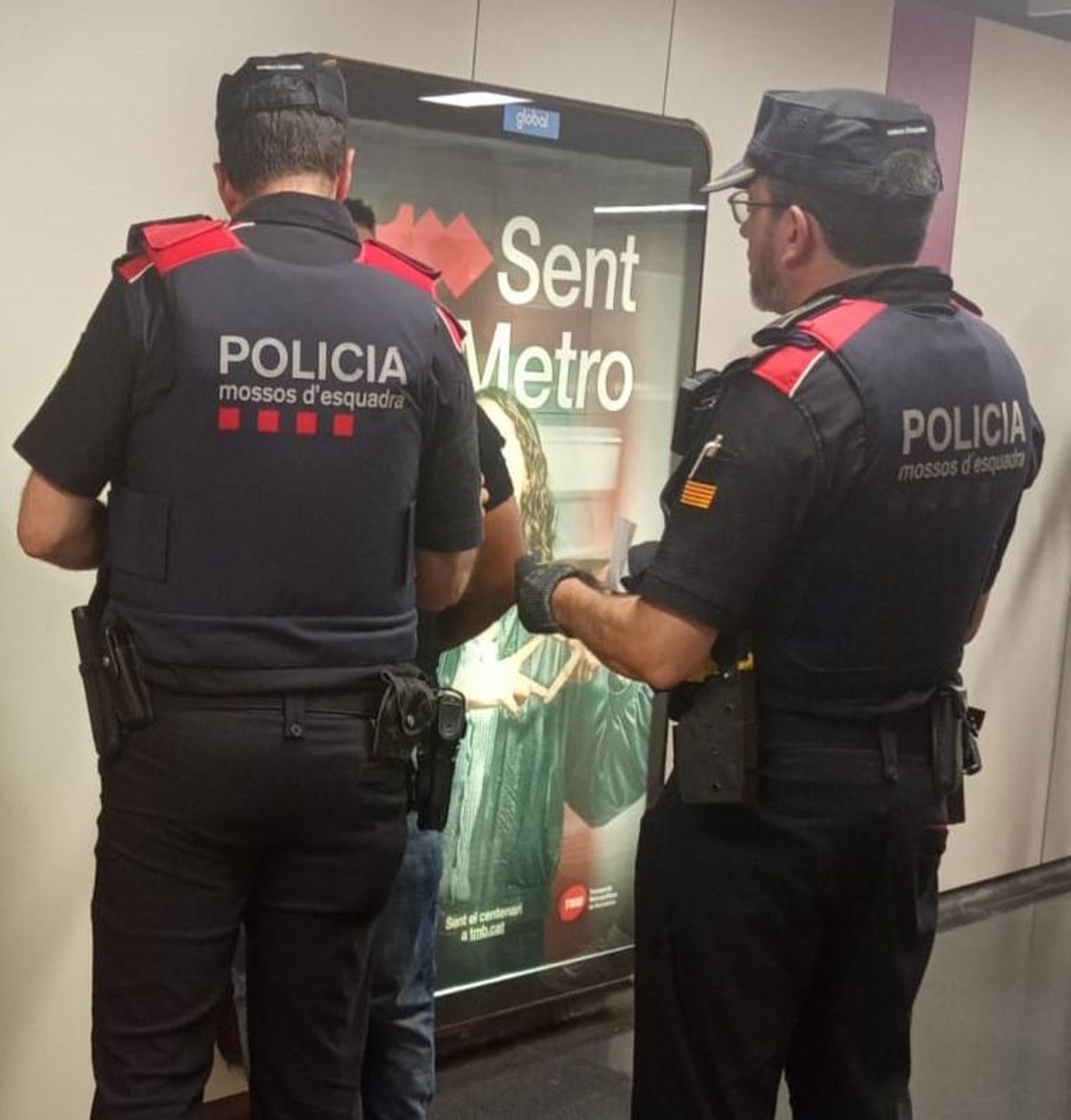 Imagen del dispositivo de Mossos en el metro