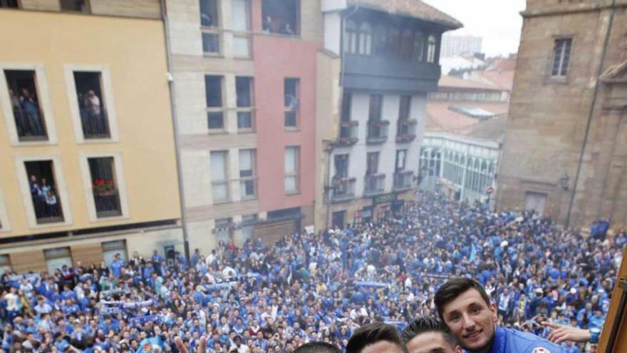 los futbolistas azules, junto a la afición.