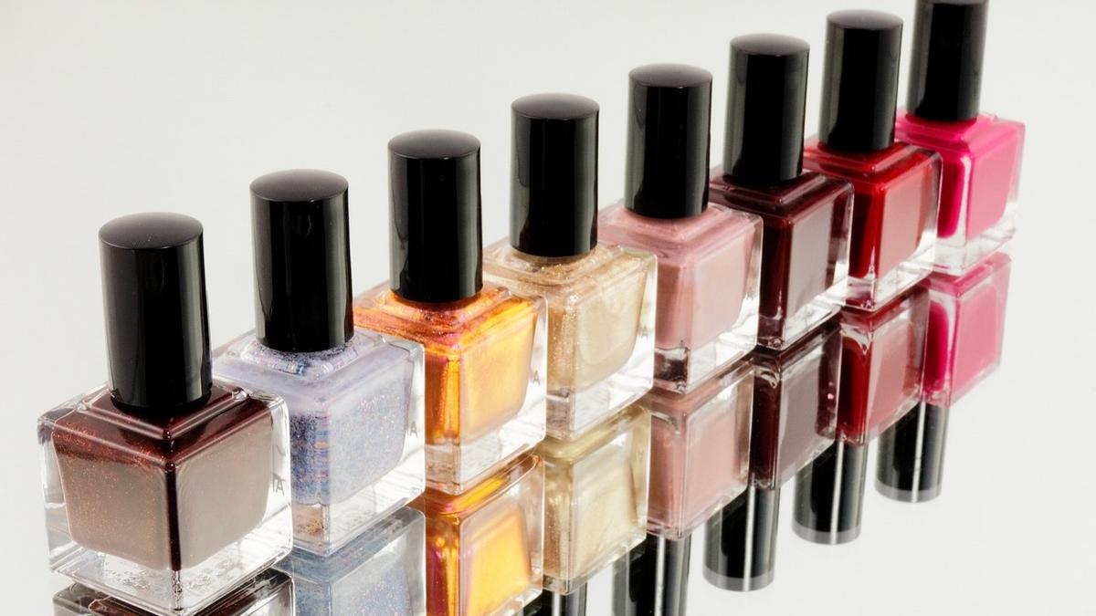 Esmalte de uñas en diferentes colores, ideales para elegir el tono más adecuado y para conformar diseños creativos