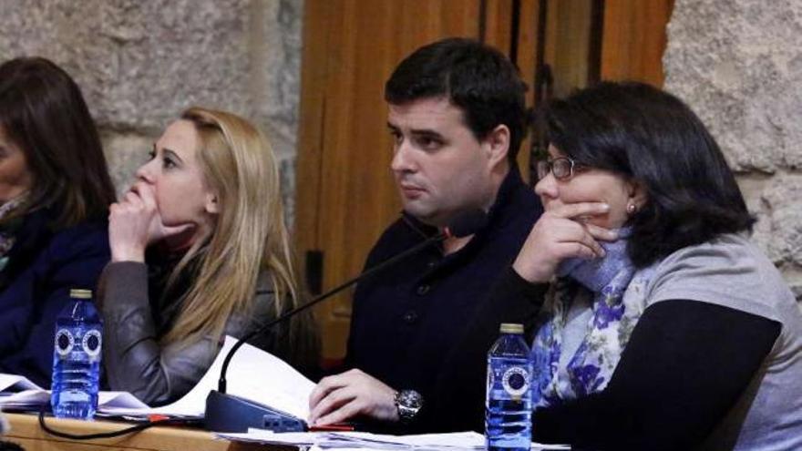 Los concejales socialistas Inés Vidal, Tomás G. Mouriño y María Jesús Garrote, en un pleno.  // A. Hernández