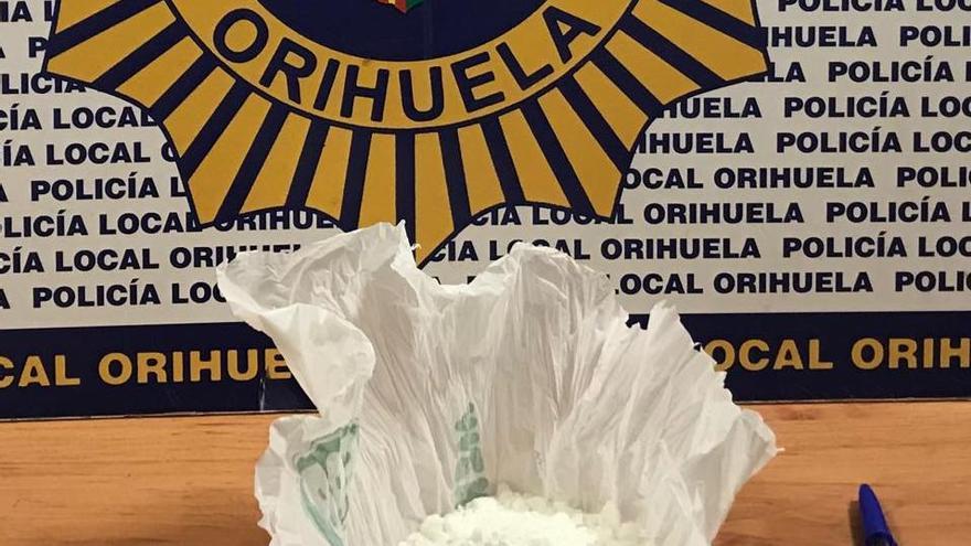 Imagen de la cocaína hallada en el interior del envase de comida rápida por la Policía Local de Orihuela