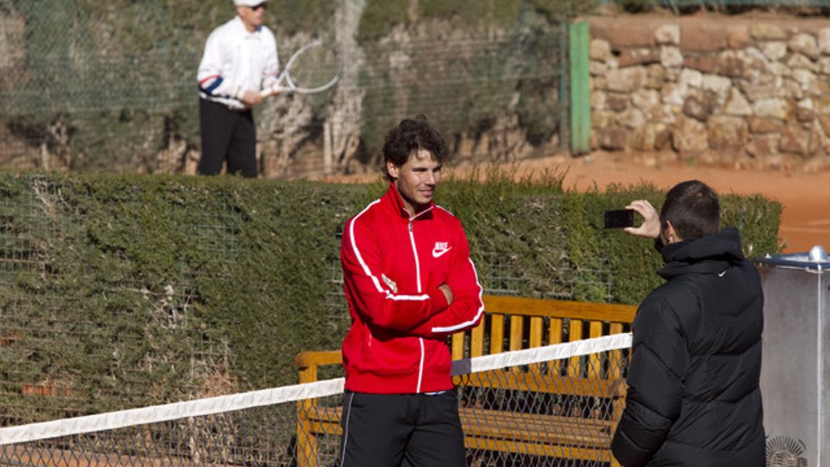 Rafael Maymó, el preparador físico de Nadal, fotografía al tenista tras el entrenamiento de este martes en el Reial Club de Tennis Barcelona.