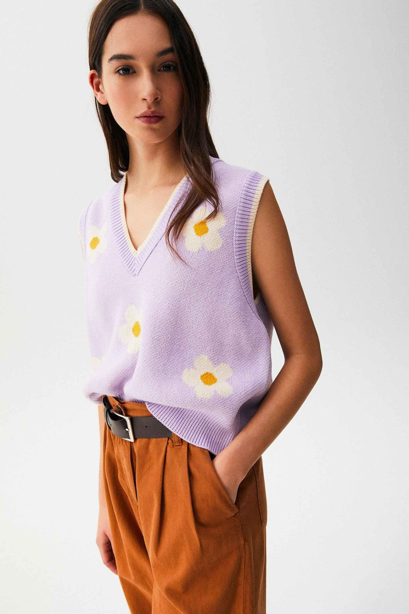 Chaleco de punto con detalles florales de Pull & Bear
