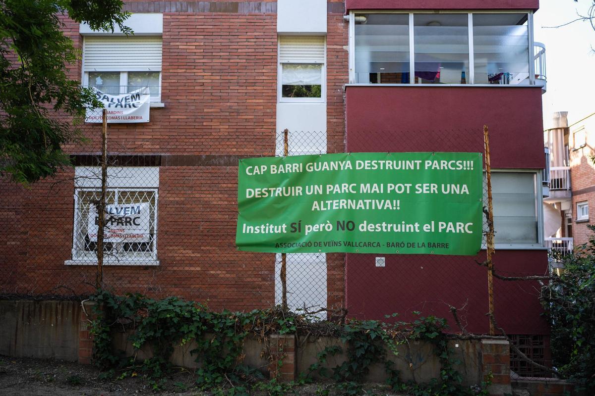 Vecinos de Vallcarca protestan por la construcción de un IES en los jardines Comas Llaberia