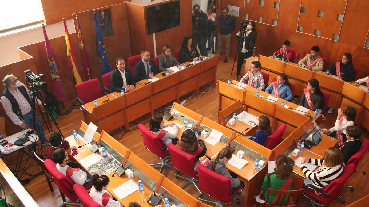 Vista general del salón de Plenos cuyos escaños estaban ocupados por algo más de una treintena de niños de los distintos colegios del municipio.