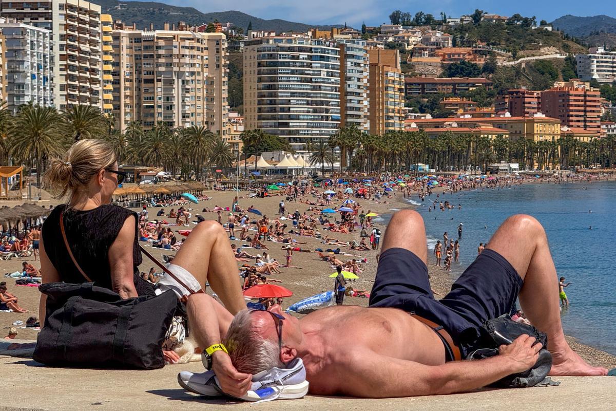La playa de la Malagueta se llena de gente por el aumento de temperaturas este mes de abril La playa de la Malagueta se llena de gente por el aumento de temperaturas este mes de abril