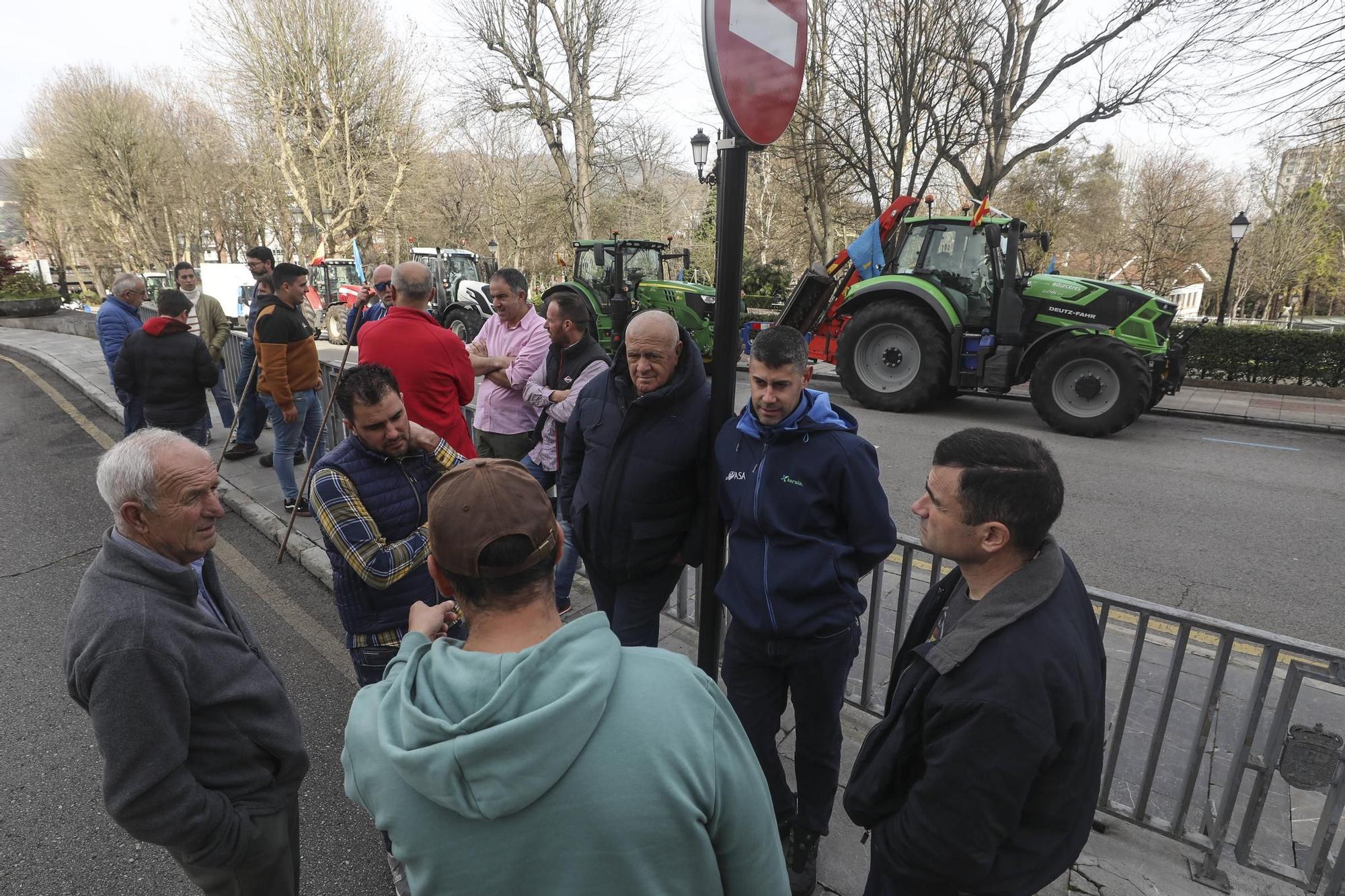 Tractorada en Asturias: el campo sale a protestar por diversas carreteras de la región