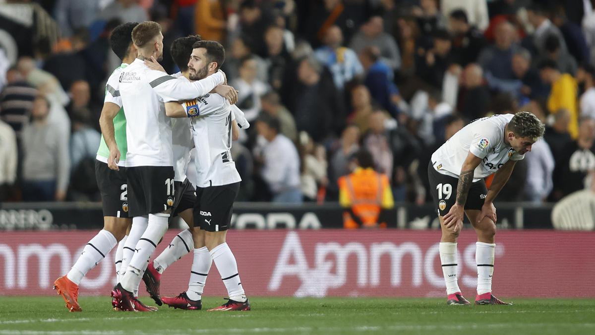 Los jugadores del Valencia, abrazándose