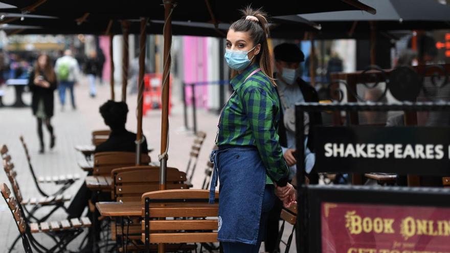 Una camarera en una terraza de Londres.