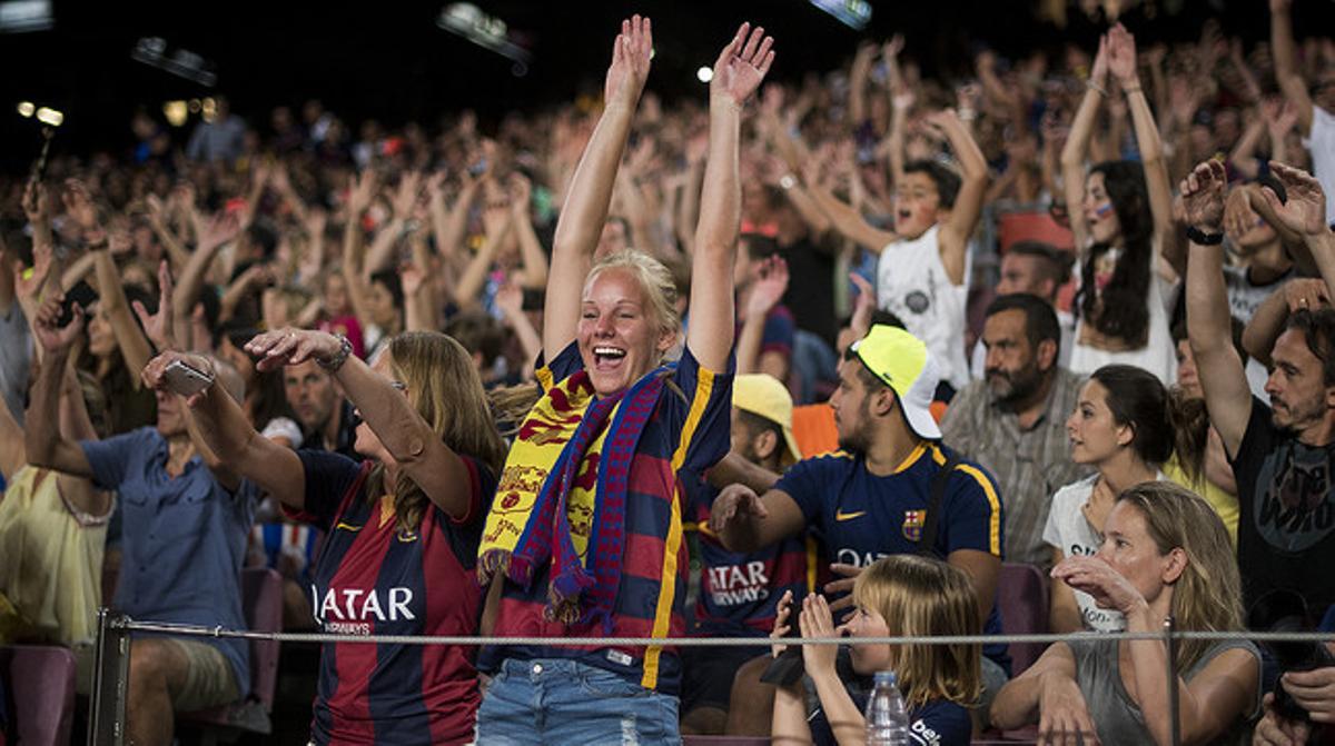 Unes aficionades estrangeres vibren amb el Barça durant el torneig Joan Gamper. Unes aficionades estrangeres vibren amb el Barça durant el torneig Joan Gamper.