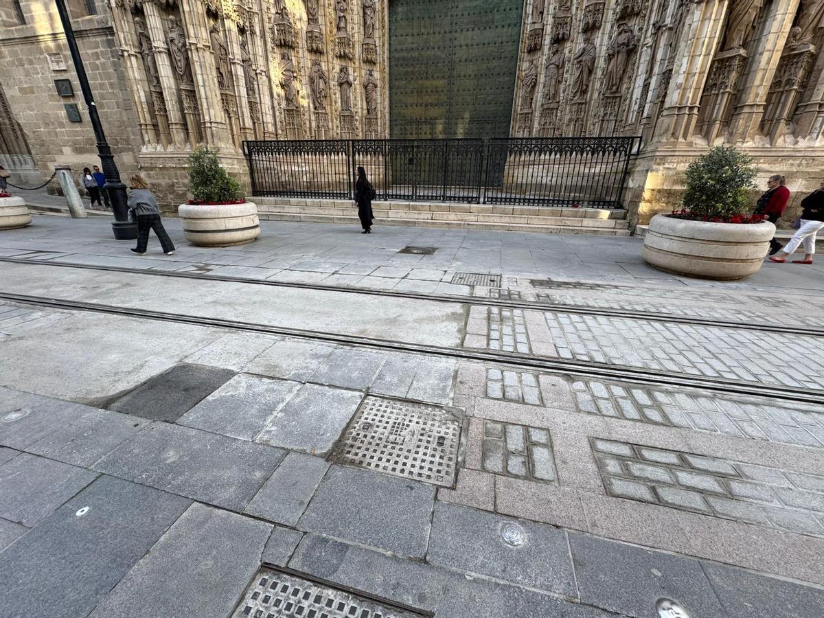 Estado actual de la avenida de la Constitución tras detener las obras de mejora del pavimento.