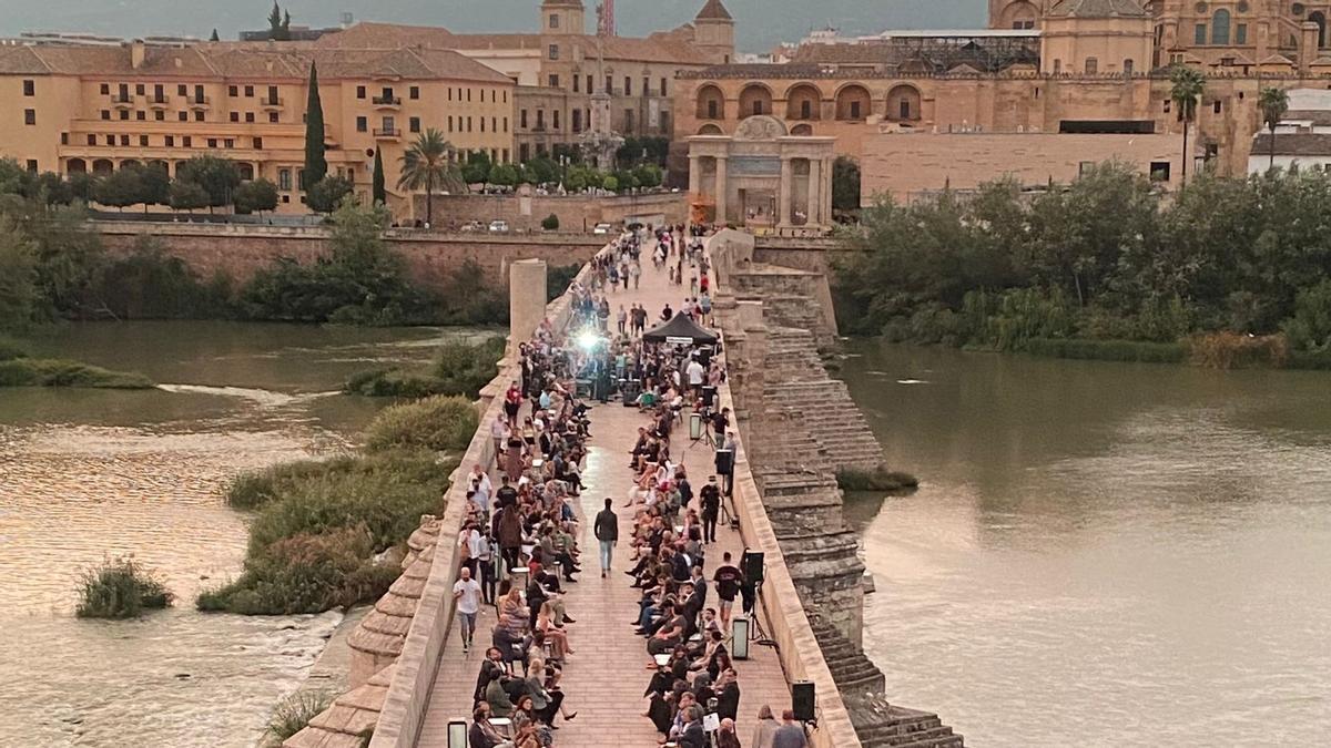 Desfile solidario Silbon en el Puente Romano de Córdoba.