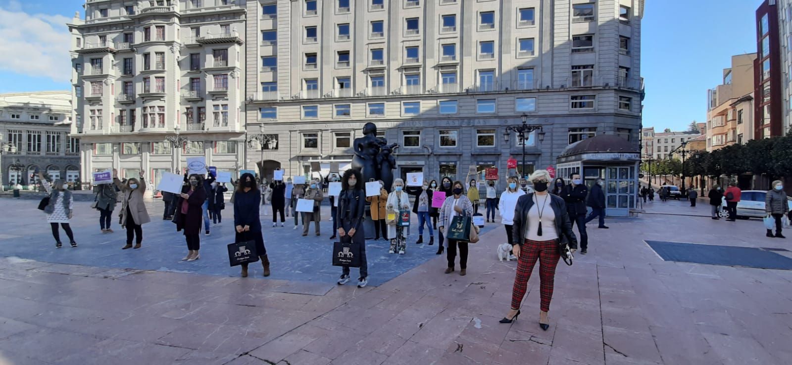 Los comerciantes ovetenses protestan en la Escandalera.