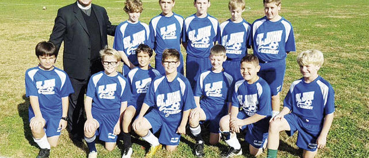 El Padre Pollard, con los niños de St. John Academy a los que entrena. // FdV