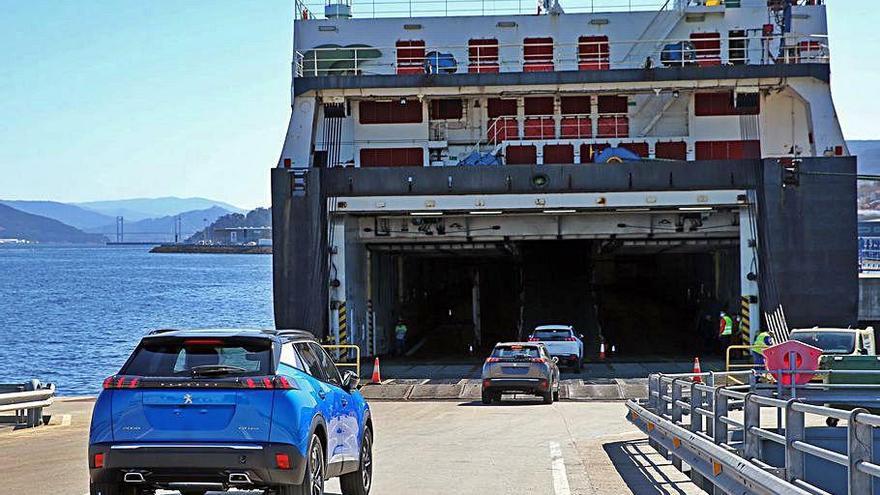 Vehículos fabricados en Vigo embarcan en un buque Ro-Ro.