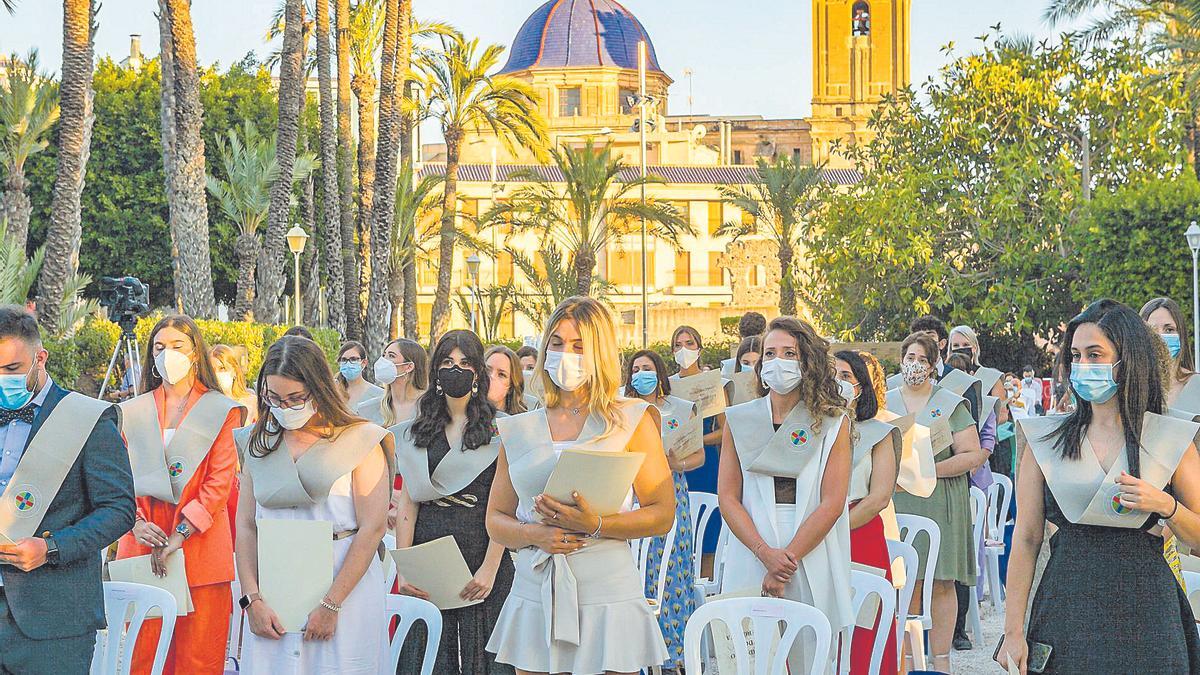 El Hort del Xocolater de Elche acogió la imposición de becas al alumnado del CEU.