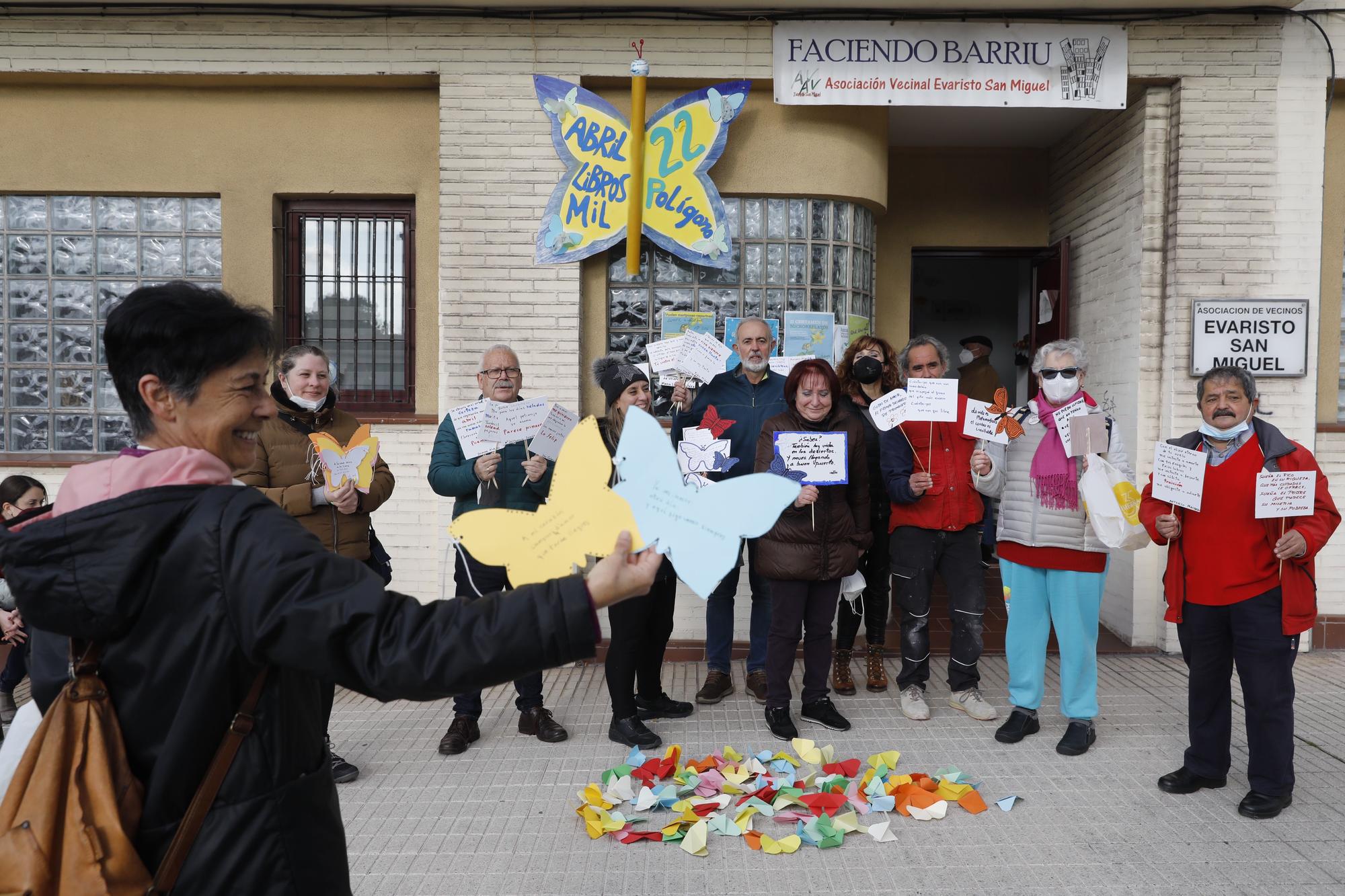 EN IMÁGENES: Los vecinos arrancan con abril libros mil decorando todo el barrio con poesía