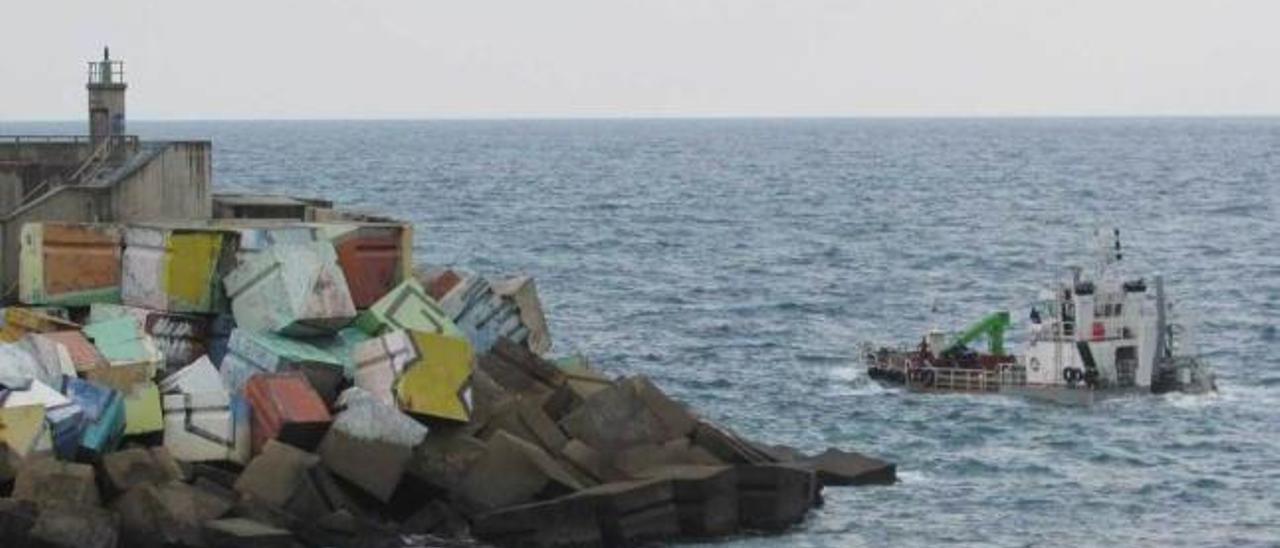 &quot;La Nalona&quot;, el jueves, trabajando en el dragado del puerto de Llanes.